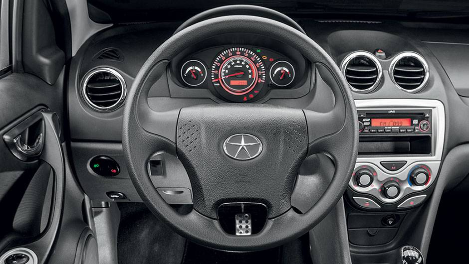 O plástico duro do painel contrasta com... | <a href="https://beta-develop.quatrorodas.abril.com.br/carros/lancamentos/jac-j3-s-1-5-jetflex-740479.shtml" rel="migration">Leia mais</a> O plástico duro do painel contrasta com... | <a href="https://beta-develop.quatrorodas.abril.com.br/carros/lancamentos/jac-j3-s-1-5-jetflex-740479.shtml" rel="migration">Leia mais</a>