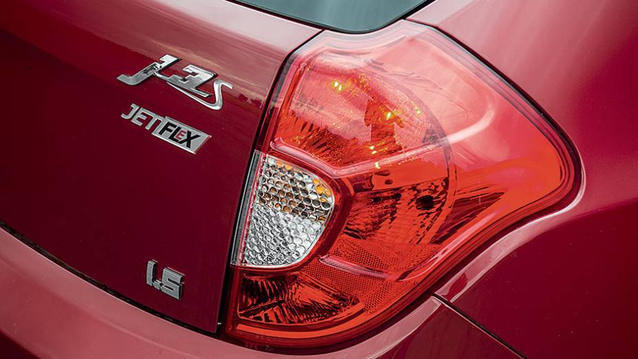 ...emblemas identificam a nova vers&atilde;o | <a href="https://beta-develop.quatrorodas.abril.com.br/carros/lancamentos/jac-j3-s-1-5-jetflex-740479.shtml" rel="migration">Leia mais</a>