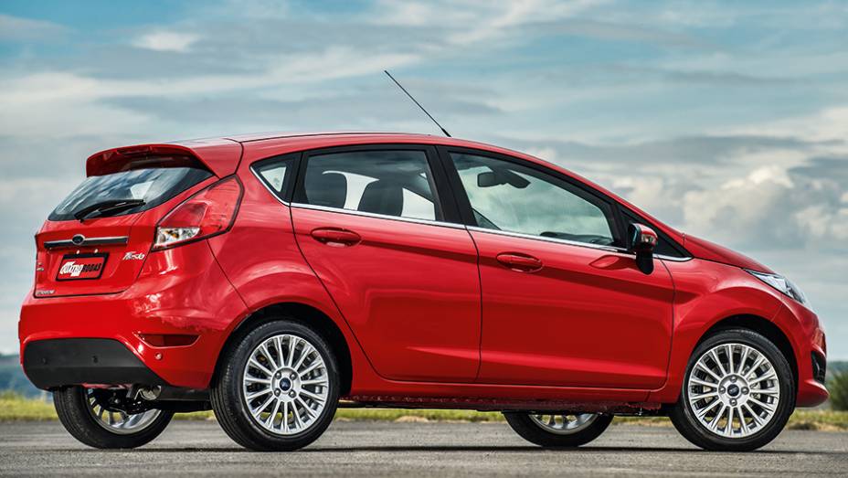 Aqui no Brasil, o Ford New Fiesta hatch, vendido na versão Titanium com motor 1.6 Sigma, vale R$ 57.549. Nos Estados Unidos da América, a configuração equivalente custa R$ 56.629 (US$ 18.315). Aqui no Brasil, o Ford New Fiesta hatch, vendido na versão Titanium com motor 1.6 Sigma, vale R$ 57.549. Nos Estados Unidos da América, a configuração equivalente custa R$ 56.629 (US$ 18.315).