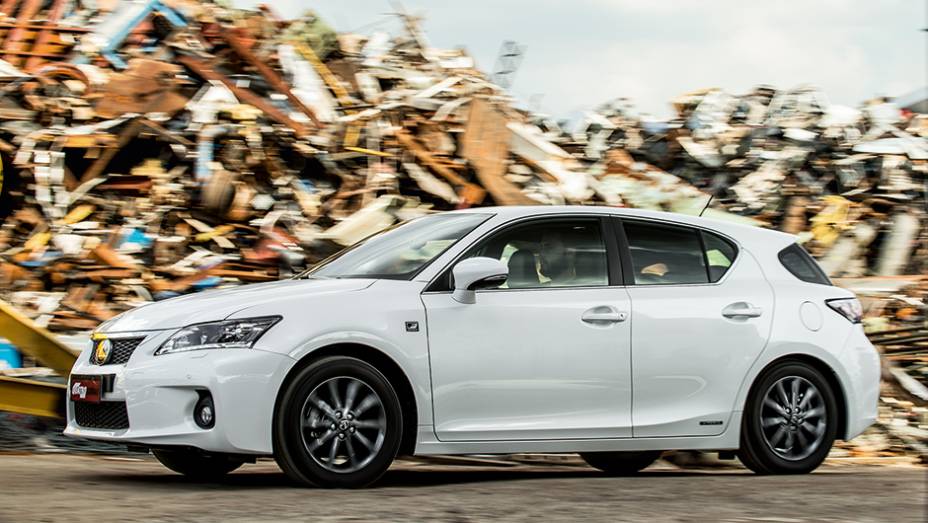 | <a href="https://beta-develop.quatrorodas.abril.com.br/carros/lancamentos/lexus-ct-200h-f-sport-743425.shtml" rel="migration">Leia mais</a> | <a href="https://beta-develop.quatrorodas.abril.com.br/carros/lancamentos/lexus-ct-200h-f-sport-743425.shtml" rel="migration">Leia mais</a>