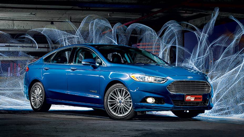 O emblema lateral na porta dianteira identifica a vers&atilde;o | <a href="https://beta-develop.quatrorodas.abril.com.br/carros/testes/ford-fusion-hybrid-757087.shtml" rel="migration">Leia mais</a>