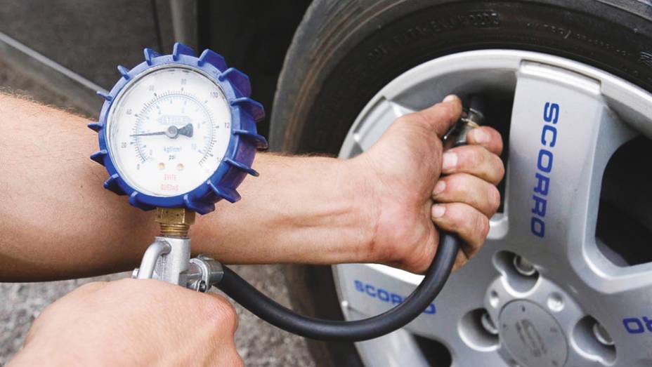 Verifique a calibragem dos pneus a cada duas semanas, no mínimo. Pressão a mais também é ruim. | <a href="https://beta-develop.quatrorodas.abril.com.br/reportagens/geral/viloes-consumo-841540.shtml" target="_blank" rel="migration">Leia mais</a> Verifique a calibragem dos pneus a cada duas semanas, no mínimo. Pressão a mais também é ruim. | <a href="https://beta-develop.quatrorodas.abril.com.br/reportagens/geral/viloes-consumo-841540.shtml" target="_blank" rel="migration">Leia mais</a>