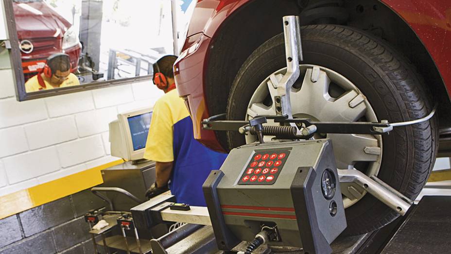 N&atilde;o descuide do alinhamento. Pneus desalinhados prejudicam a rolagem e sobrecarregam o motor. | <a href="https://beta-develop.quatrorodas.abril.com.br/reportagens/geral/viloes-consumo-841540.shtml" target="_blank" rel="migration">Leia mais</a>