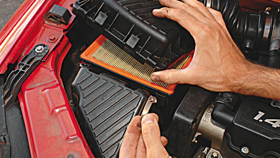 N&atilde;o descuide da manuten&ccedil;&atilde;o. Carro desregulado gasta e polui mais. Filtros saturados comprometem a mistura de ar e combust&iacute;vel. Velas gastas prejudicam a igni&ccedil;&atilde;o. | <a href="https://beta-develop.quatrorodas.abril.com.br/reportagens/geral/viloes-consumo-841540.shtml" rel="migration"></a>