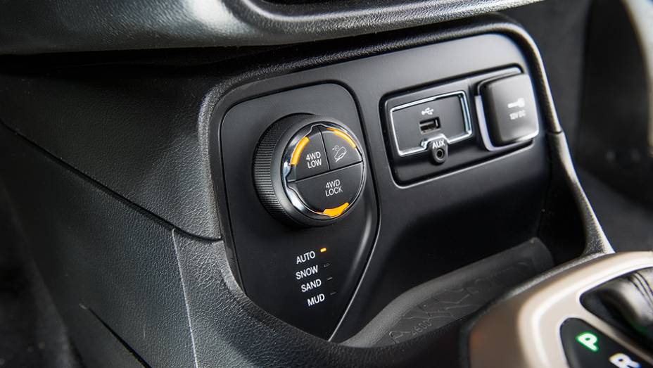 Todos os ajustes de tra&ccedil;&atilde;o s&atilde;o feitos por teclasinstaladas &agrave; frente do c&acirc;mbio | <a href="https://beta-develop.quatrorodas.abril.com.br//carros/comparativos/troller-t4-x-jeep-renegade-890323.shtml" target="_blank" rel="migration">Leia mais</a>