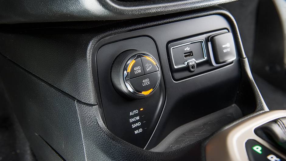 Todos os ajustes de tração são feitos por teclasinstaladas à frente do câmbio | <a href="https://beta-develop.quatrorodas.abril.com.br//carros/comparativos/troller-t4-x-jeep-renegade-890323.shtml" target="_blank" rel="migration">Leia mais</a> Todos os ajustes de tração são feitos por teclasinstaladas à frente do câmbio | <a href="https://beta-develop.quatrorodas.abril.com.br//carros/comparativos/troller-t4-x-jeep-renegade-890323.shtml" target="_blank" rel="migration">Leia mais</a>