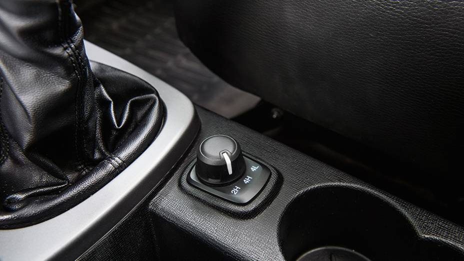 Seletor de tração permite optar entre três modos:4x2, 4x4 normal e 4x4 reduzida | <a href="https://beta-develop.quatrorodas.abril.com.br//carros/comparativos/troller-t4-x-jeep-renegade-890323.shtml" target="_blank" rel="migration">Leia mais</a> Seletor de tração permite optar entre três modos:4x2, 4x4 normal e 4x4 reduzida | <a href="https://beta-develop.quatrorodas.abril.com.br//carros/comparativos/troller-t4-x-jeep-renegade-890323.shtml" target="_blank" rel="migration">Leia mais</a>