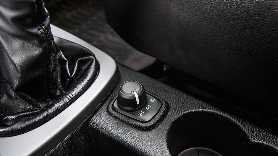 Seletor de tração permite optar entre três modos:4x2, 4x4 normal e 4x4 reduzida | <a href="https://beta-develop.quatrorodas.abril.com.br//carros/comparativos/troller-t4-x-jeep-renegade-890323.shtml" target="_blank" rel="migration">Leia mais</a> Seletor de tração permite optar entre três modos:4x2, 4x4 normal e 4x4 reduzida | <a href="https://beta-develop.quatrorodas.abril.com.br//carros/comparativos/troller-t4-x-jeep-renegade-890323.shtml" target="_blank" rel="migration">Leia mais</a>