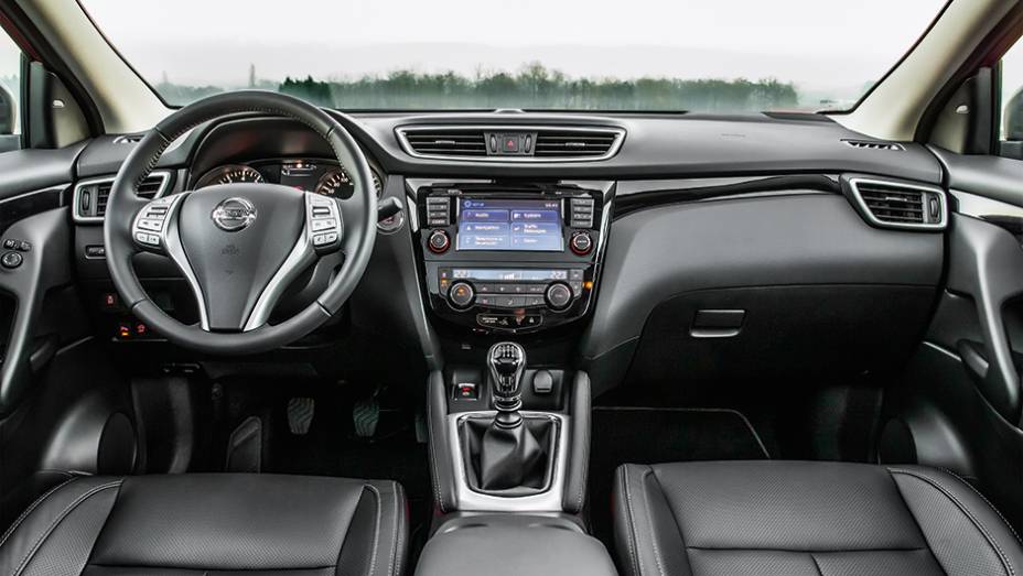 Interior bem-acabado pode contar com central que oferece visão superior de 360º | <a href="https://beta-develop.quatrorodas.abril.com.br/carros/impressoes/nissan-qashqai-888920.shtml" target="_blank" rel="migration">Leia mais</a>