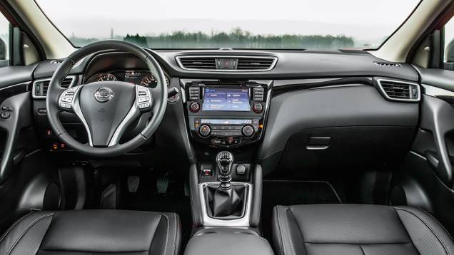 Interior bem-acabado pode contar com central que oferece visão superior de 360º | <a href="https://beta-develop.quatrorodas.abril.com.br/carros/impressoes/nissan-qashqai-888920.shtml" target="_blank" rel="migration">Leia mais</a> Interior bem-acabado pode contar com central que oferece visão superior de 360º | <a href="https://beta-develop.quatrorodas.abril.com.br/carros/impressoes/nissan-qashqai-888920.shtml" target="_blank" rel="migration">Leia mais</a>