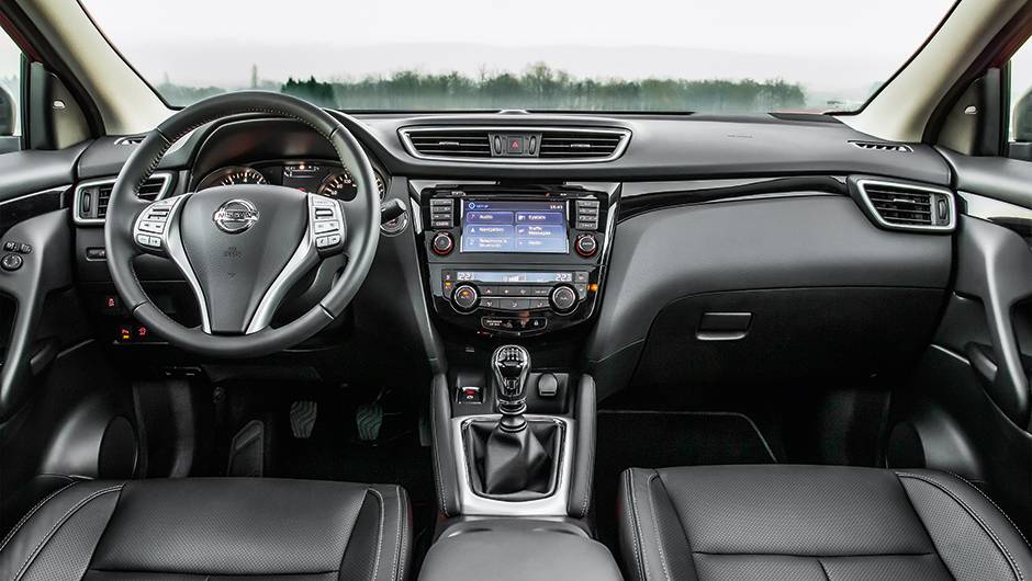 Interior bem-acabado pode contar com central que oferece vis&atilde;o superior de 360&ordm; | <a href="https://beta-develop.quatrorodas.abril.com.br/carros/impressoes/nissan-qashqai-888920.shtml" target="_blank" rel="migration">Leia mais</a>