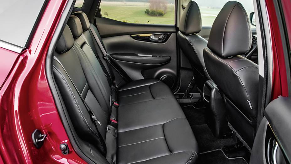Espa&ccedil;o interno &eacute; adequado para levar cinco adultos sem apertos | <a href="https://beta-develop.quatrorodas.abril.com.br/carros/impressoes/nissan-qashqai-888920.shtml" target="_blank" rel="migration">Leia mais</a>