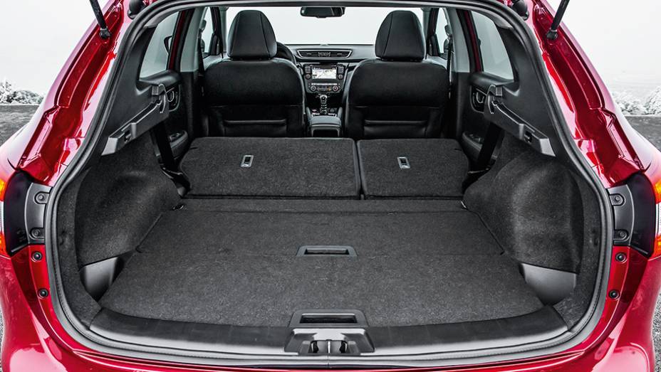 Porta-malas tem dois pain&eacute;is que... | <a href="https://beta-develop.quatrorodas.abril.com.br/carros/impressoes/nissan-qashqai-888920.shtml" target="_blank" rel="migration">Leia mais</a>