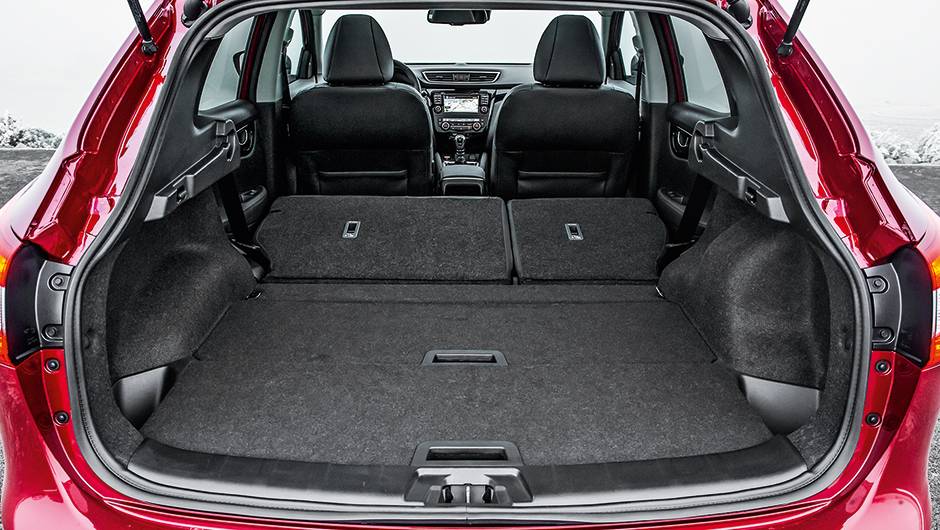 Porta-malas tem dois pain&eacute;is que... | <a href="https://beta-develop.quatrorodas.abril.com.br/carros/impressoes/nissan-qashqai-888920.shtml" target="_blank" rel="migration">Leia mais</a>