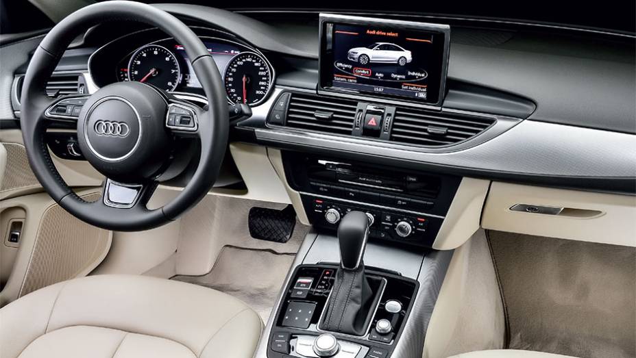 Tela retr&aacute;til exibe 5 modos de pilotagem... | <a href="https://beta-develop.quatrorodas.abril.com.br/carros/testes/audi-a6-2-0-tfsi-898260.shtml" target="_blank" rel="migration">Leia mais</a>