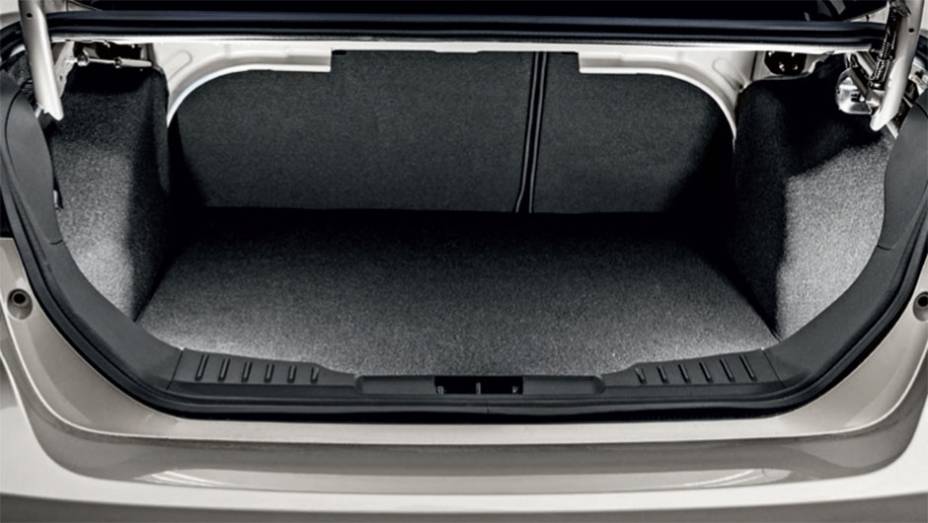 Porta-malas: 421 litros, um abaixo da m&eacute;dia do segmento | <a href="https://beta-develop.quatrorodas.abril.com.br/carros/testes/ford-focus-fastback-titanium-plus-898220.shtml" target="_blank" rel="migration">Leia mais</a>