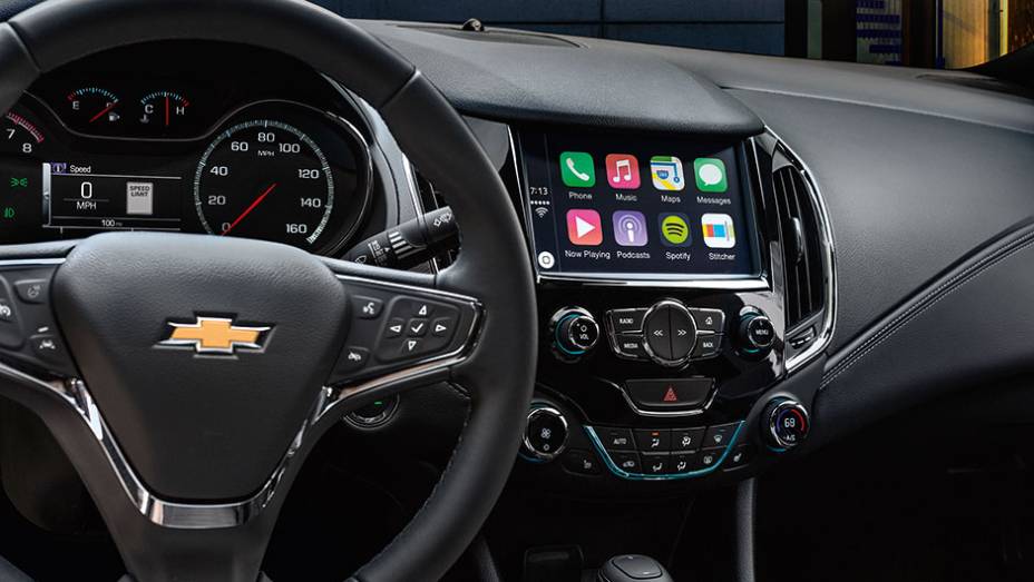 Na versão apresentada em Detroit, o Cruze tinha painel emborrachado, com detalhescromados, e instrumentos concentrados em umatela digital | <a href="https://beta-develop.quatrorodas.abril.com.br/carros/comparativos/novos-sedas-898860.shtml" target="_blank" rel="migration">Leia mais</a> Na versão apresentada em Detroit, o Cruze tinha painel emborrachado, com detalhescromados, e instrumentos concentrados em umatela digital | <a href="https://beta-develop.quatrorodas.abril.com.br/carros/comparativos/novos-sedas-898860.shtml" target="_blank" rel="migration">Leia mais</a>