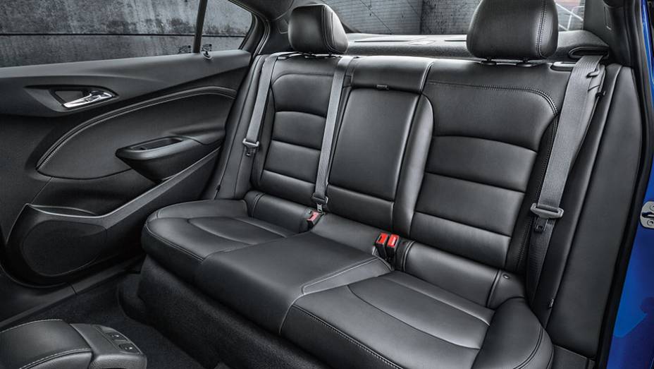Com o crescimento de 4,1 cm na dist&acirc;ncia entre-eixos, houve aumento substancial do espa&ccedil;o para as pernas no banco traseiro | <a href="https://beta-develop.quatrorodas.abril.com.br/carros/comparativos/novos-sedas-898860.shtml" target="_blank" rel="migration">Leia mais</a>