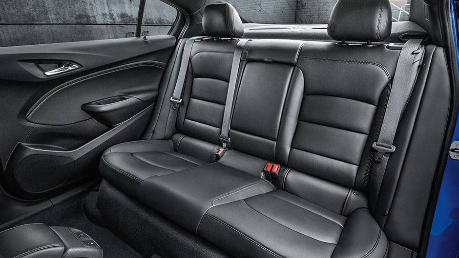 Com o crescimento de 4,1 cm na distância entre-eixos, houve aumento substancial do espaço para as pernas no banco traseiro | <a href="https://beta-develop.quatrorodas.abril.com.br/carros/comparativos/novos-sedas-898860.shtml" target="_blank" rel="migration">Leia mais</a> Com o crescimento de 4,1 cm na distância entre-eixos, houve aumento substancial do espaço para as pernas no banco traseiro | <a href="https://beta-develop.quatrorodas.abril.com.br/carros/comparativos/novos-sedas-898860.shtml" target="_blank" rel="migration">Leia mais</a>