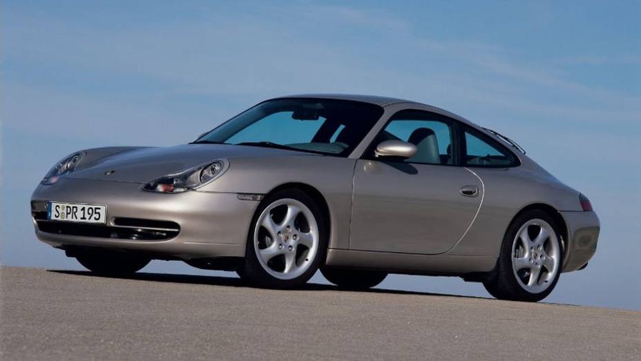 BOXER A &Aacute;GUA - Em 1998, a 5&ordf; gera&ccedil;&atilde;o do 911 trouxe a mais radical atualiza&ccedil;&atilde;o da hist&oacute;ria do modelo - e o fim da refrigera&ccedil;&atilde;o a ar. O 6 cilindros de 3,4 litros entregava 300cv - n&uacute;meros que subiram para 3,6 litros e 320cv em 2002