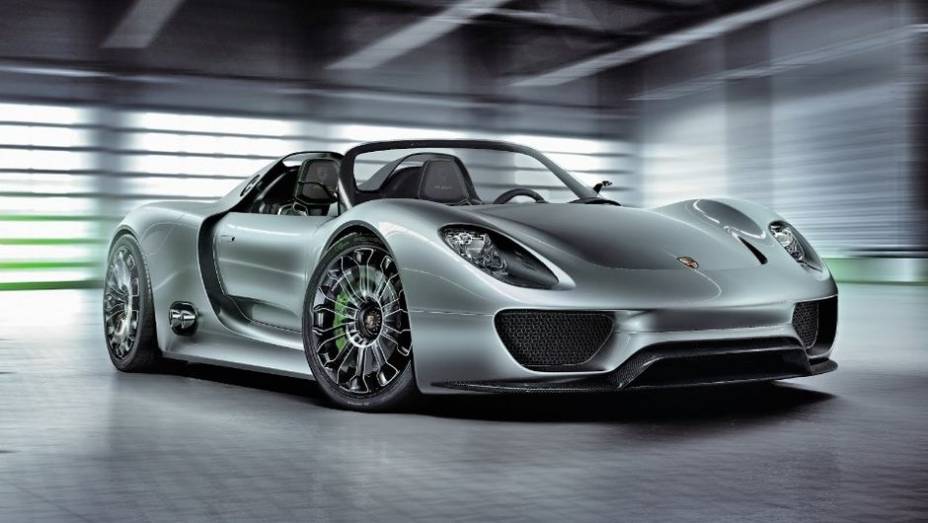 H&Iacute;BRIDO - Estrela do Sal&atilde;o de Genebra de 2010, prestes a chegar &agrave;s ruas, o 918 Spyder trazia um motor el&eacute;trico em cada eixo e um V8 de 500 cv, conjunto capaz de lev&aacute;-lo de 0 a 100 km/h em 3,2 segundos e dali a 320 km/h.