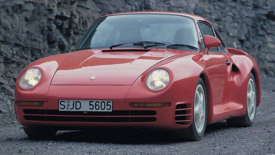 4X4 - Famoso supercarro dos anos 80, o 959 surgiu em 1986 com tra&ccedil;&atilde;o integral com tecnologia de rali. A transmiss&atilde;o de seis marchas realizava trocas muito r&aacute;pidas, gra&ccedil;as &agrave;s suas seis embreagens independentes.
