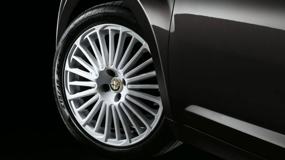 Que também conta com rodas de liga leve aro 17. A potência é alimentada por quatro opções de motorização Que também conta com rodas de liga leve aro 17. A potência é alimentada por quatro opções de motorização