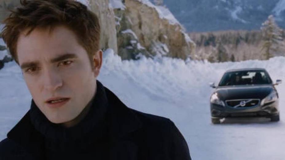 Enquanto tenta salvar Bella (Kristen Stewart) de diversos perigos, Edward Cullen (Robert Pattison) cede seu Volvo S60 &agrave; fam&iacute;lia em Amanhecer - Parte 2.