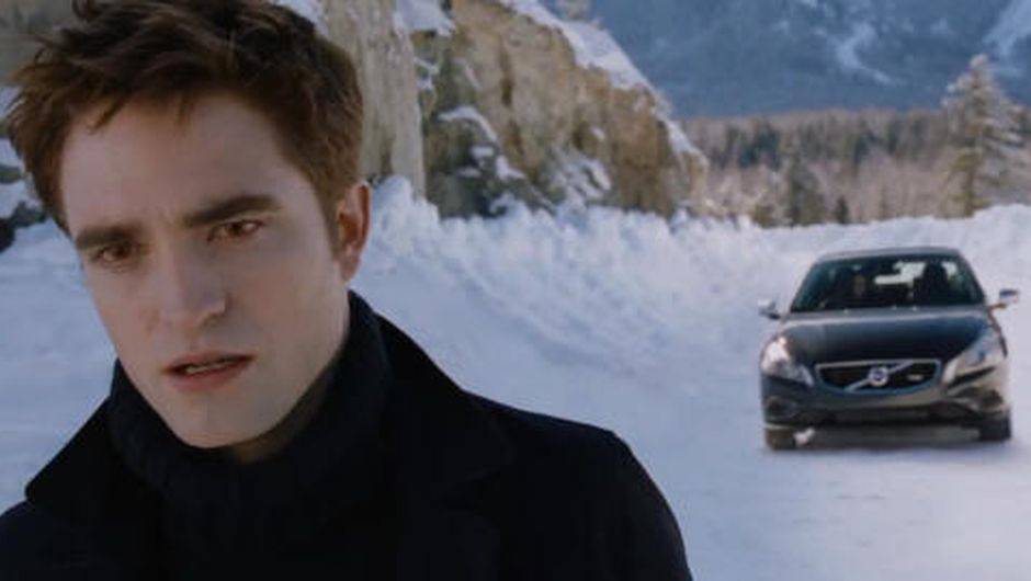 Enquanto tenta salvar Bella (Kristen Stewart) de diversos perigos, Edward Cullen (Robert Pattison) cede seu Volvo S60 &agrave; fam&iacute;lia em Amanhecer - Parte 2.