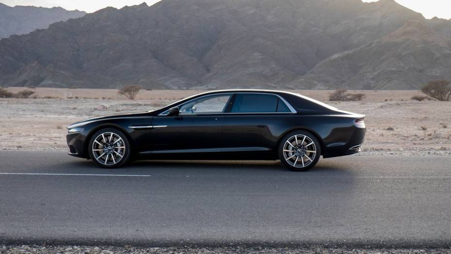 Por&eacute;m seu lan&ccedil;amento em outros mercados n&atilde;o foi descartado pela Aston Martin | <a href="https://beta-develop.quatrorodas.abril.com.br/noticias/fabricantes/aston-martin-lanca-lagonda-dubai-812357.shtml" rel="migration">Leia mais</a>