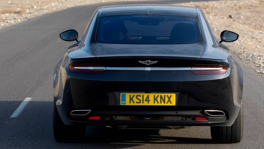 A tra&ccedil;&atilde;o seria traseira com transmiss&atilde;o de oito marchas | <a href="https://beta-develop.quatrorodas.abril.com.br/noticias/fabricantes/aston-martin-lanca-lagonda-dubai-812357.shtml" rel="migration">Leia mais</a>