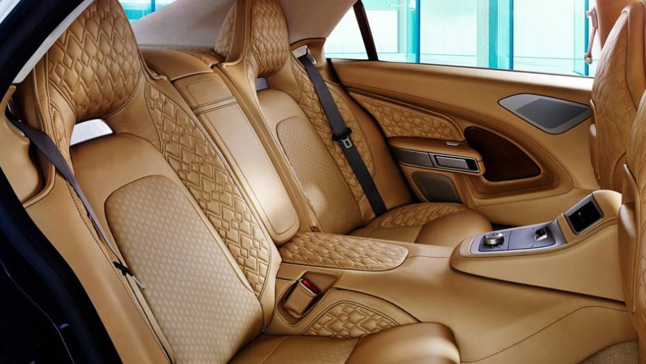 Conforto &eacute; total no Lagonda | <a href="https://beta-develop.quatrorodas.abril.com.br/noticias/fabricantes/aston-martin-lanca-lagonda-dubai-812357.shtml" rel="migration">Leia mais</a>