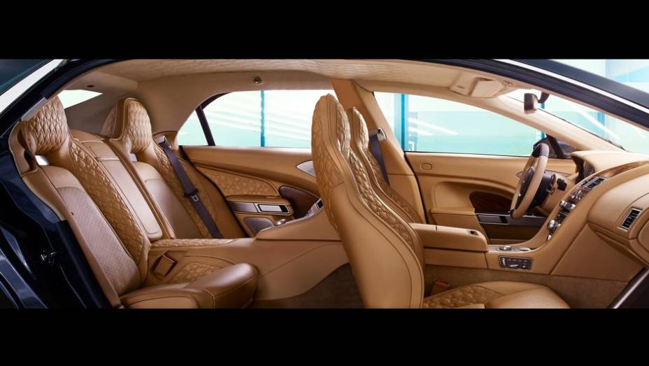 Espa&ccedil;o sobra para os quatro ocupantes | <a href="https://beta-develop.quatrorodas.abril.com.br/noticias/fabricantes/aston-martin-lanca-lagonda-dubai-812357.shtml" rel="migration">Leia mais</a>