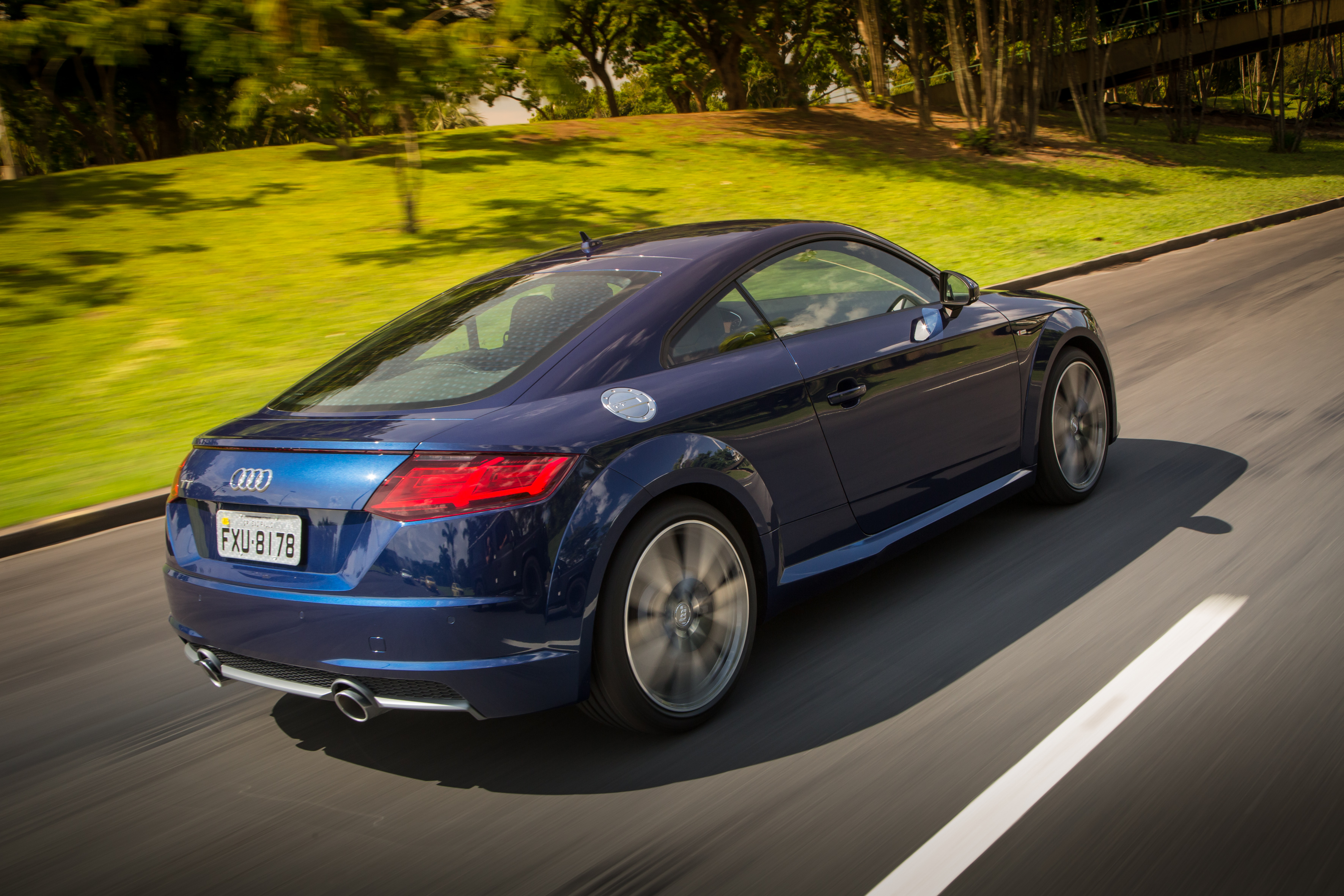 <strong>Audi TT</strong> &ndash; O cup&ecirc; <a href="https://beta-develop.quatrorodas.abril.com.br/materia/audi-tt-887160" rel="chegou ao Brasil nas vers&otilde;es Attraction e Ambition" target="_blank">chegou ao Brasil exclusivamente c</a>om motor 2.0 turbo de 230 cv. Sem abandonar seu estilo cl&aacute;ssico, apresentou interessantes novidades como o quadro de instrumentos digital.