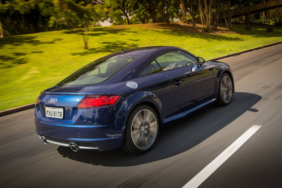 <strong>Audi TT</strong> – O cupê <a href="https://beta-develop.quatrorodas.abril.com.br/materia/audi-tt-887160" rel="chegou ao Brasil nas versões Attraction e Ambition" target="_blank">chegou ao Brasil exclusivamente c</a>om motor 2.0 turbo de 230 cv. Sem abandonar seu estilo clássico, apresentou interessantes novidades como o quadro de instrumentos digital.