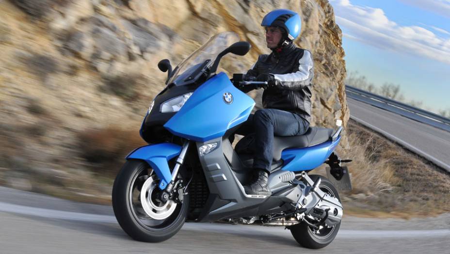 Maxiscooter começará a ser vendido no fim do mês de março no Brasil, disponível em três cores (azul, branco e preto) | <a href="https://beta-develop.quatrorodas.abril.com.br/moto/noticias/bmw-lanca-c-600-sport-r-52-mil-776751.shtml" rel="migration">Leia mais</a>