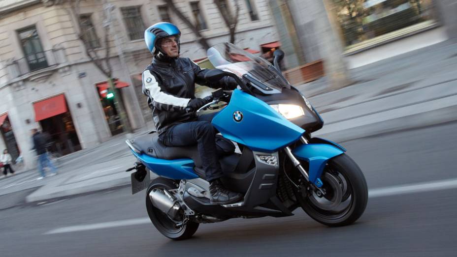 Com um motor bicilindrico de 647cc, o maxiscooter desenvolve 60 cv a 7.500 rpm... | <a href="https://beta-develop.quatrorodas.abril.com.br/moto/noticias/bmw-lanca-c-600-sport-r-52-mil-776751.shtml" rel="migration">Leia mais</a>