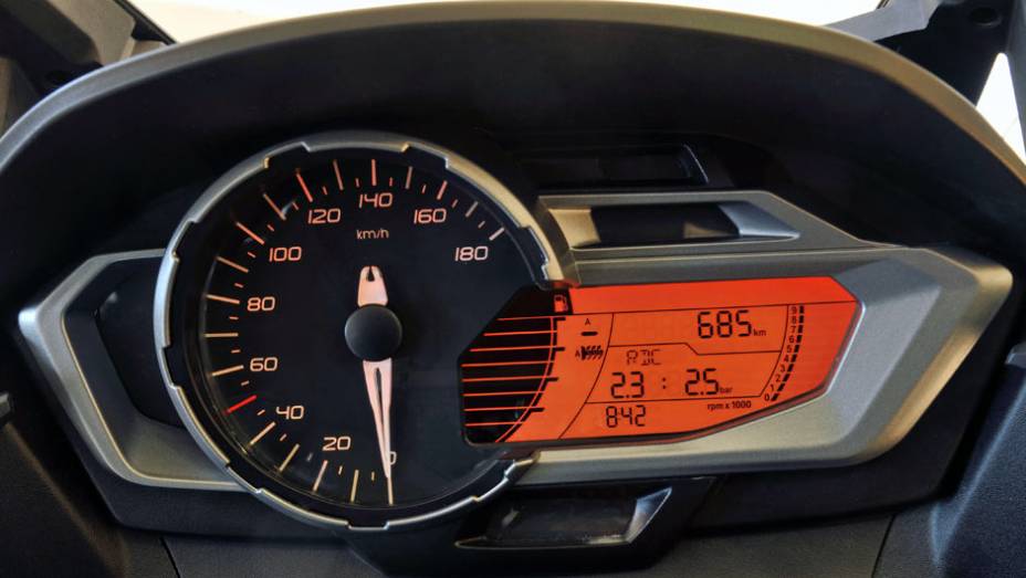 Inicialmente, a BMW pretende traz&ecirc;-lo em um n&uacute;mero limitado de unidades, visando aumentar sua exclusividade | <a href="https://beta-develop.quatrorodas.abril.com.br/moto/noticias/bmw-lanca-c-600-sport-r-52-mil-776751.shtml" rel="migration">Leia mais</a>
