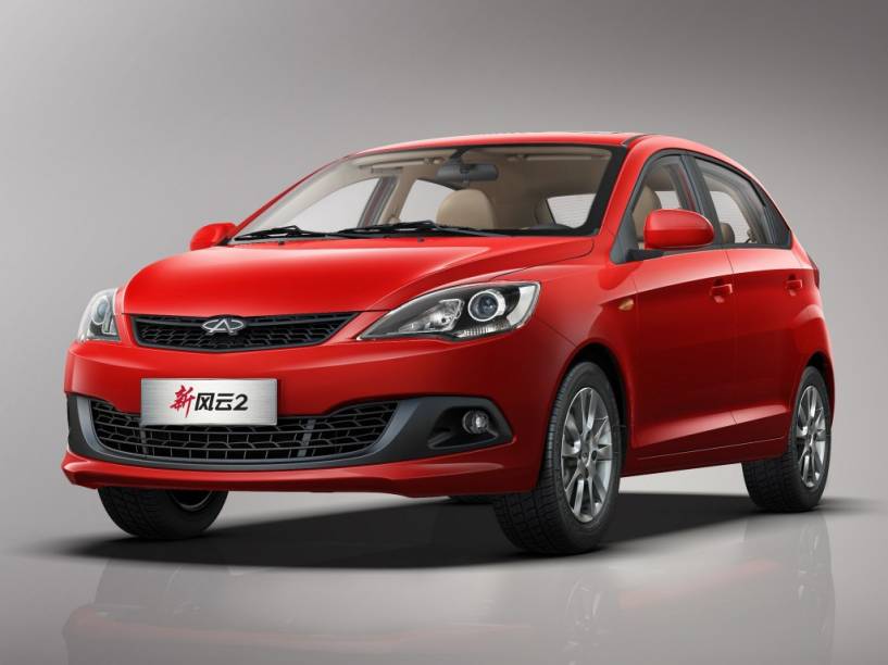 <strong>Chery Celer &ndash; </strong>Mais um caso de nacionaliza&ccedil;&atilde;o acompanhada de reestiliza&ccedil;&atilde;o, o modelo &eacute; o primeiro&nbsp;<a href="https://beta-develop.quatrorodas.abril.com.br/materia/novo-chery-celer-865461/" rel="modelo da Chery fabricado no Brasil" target="_blank">Chery fabricado no Brasil</a>. Fabricado em Jacare&iacute; (SP), ganhou personalidade visual e interior renovado.