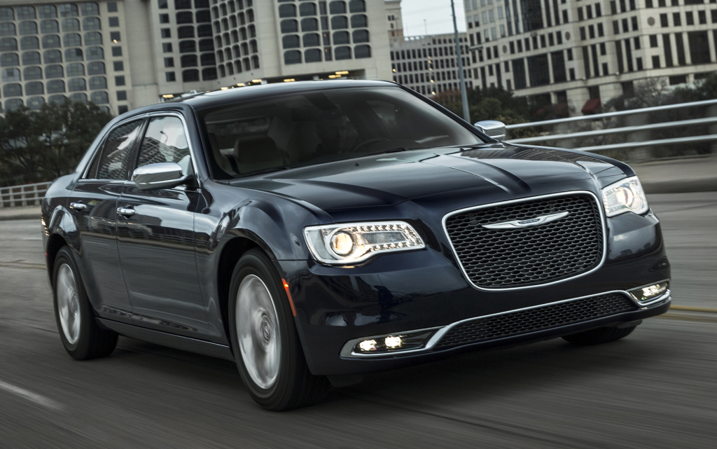 <strong>Chrysler 300C</strong> &ndash; Conhecido por seu estilo imponente, o sed&atilde;&nbsp;<a href="https://beta-develop.quatrorodas.abril.com.br/materia/chrysler-300c-897161/  " rel="o 300C chegou ao Brasil" target="_blank">chegou ao Brasil</a> com design retocado para 2015. A vers&atilde;o &uacute;nica &eacute; equipada com motor V6 3.6 de 296 cv de pot&ecirc;ncia.