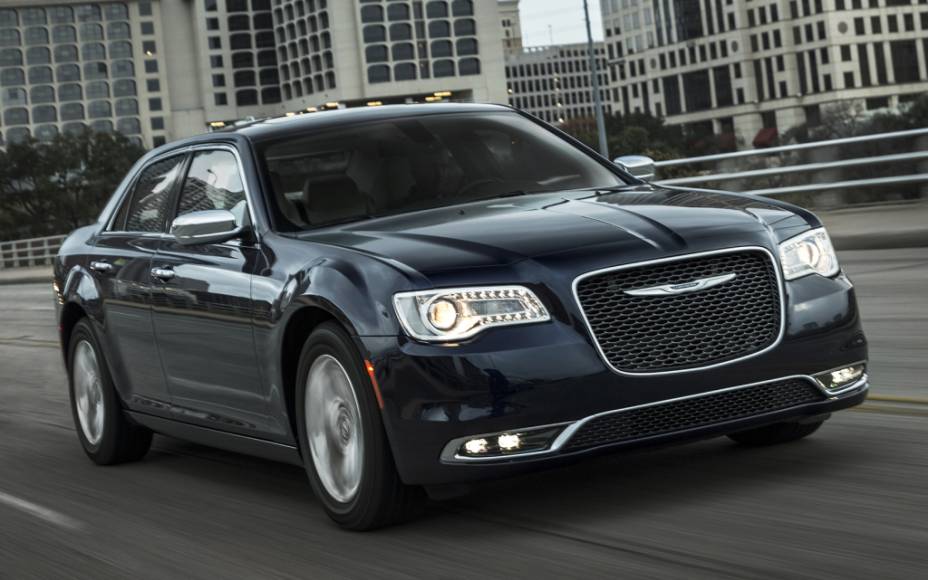 <strong>Chrysler 300C</strong> – Conhecido por seu estilo imponente, o sedã <a href="https://beta-develop.quatrorodas.abril.com.br/materia/chrysler-300c-897161/  " rel="o 300C chegou ao Brasil" target="_blank">chegou ao Brasil</a> com design retocado para 2015. A versão única é equipada com motor V6 3.6 de 296 cv de potência.