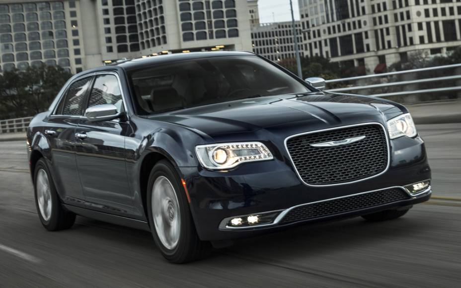 <strong>Chrysler 300C</strong> &ndash; Conhecido por seu estilo imponente, o sed&atilde;&nbsp;<a href="https://beta-develop.quatrorodas.abril.com.br/materia/chrysler-300c-897161/  " rel="o 300C chegou ao Brasil" target="_blank">chegou ao Brasil</a> com design retocado para 2015. A vers&atilde;o &uacute;nica &eacute; equipada com motor V6 3.6 de 296 cv de pot&ecirc;ncia.