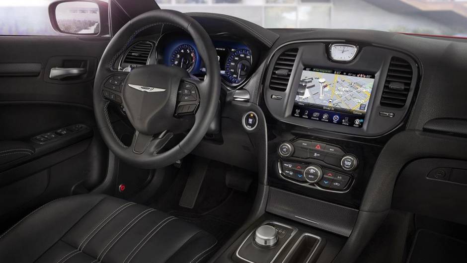 Chrysler 300 modelo 2015 lan&ccedil;ado no Sal&atilde;o de Los Angeles | <a href="https://beta-develop.quatrorodas.abril.com.br/noticias/saloes/losangeles-2014/chrysler-lanca-300-2015-salao-los-angeles-816083.shtml" rel="migration">Leia mais</a>