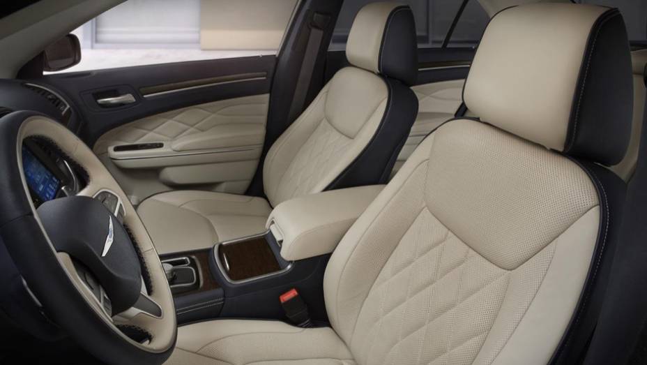 Chrysler 300 modelo 2015 lançado no Salão de Los Angeles | <a href="https://beta-develop.quatrorodas.abril.com.br/noticias/saloes/losangeles-2014/chrysler-lanca-300-2015-salao-los-angeles-816083.shtml" rel="migration">Leia mais</a> Chrysler 300 modelo 2015 lançado no Salão de Los Angeles | <a href="https://beta-develop.quatrorodas.abril.com.br/noticias/saloes/losangeles-2014/chrysler-lanca-300-2015-salao-los-angeles-816083.shtml" rel="migration">Leia mais</a>