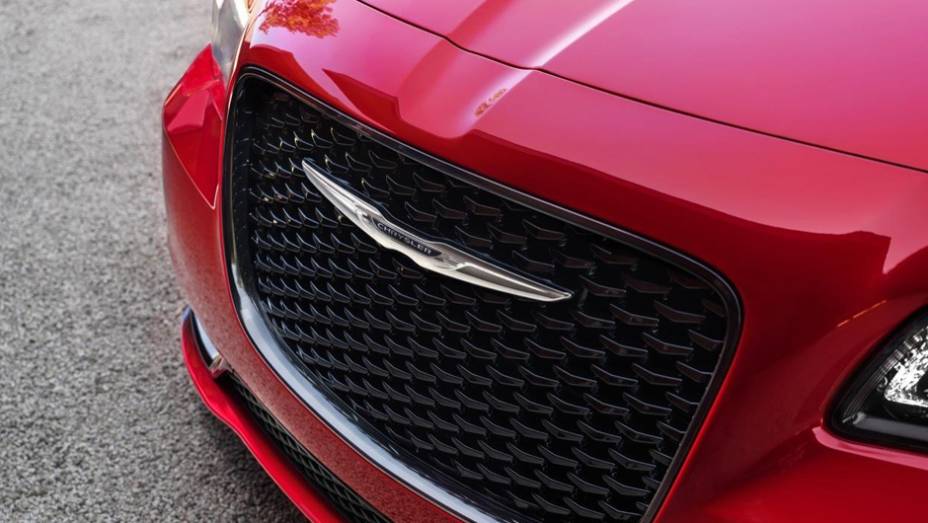 Chrysler 300 modelo 2015 lan&ccedil;ado no Sal&atilde;o de Los Angeles | <a href="https://beta-develop.quatrorodas.abril.com.br/noticias/saloes/losangeles-2014/chrysler-lanca-300-2015-salao-los-angeles-816083.shtml" rel="migration">Leia mais</a>