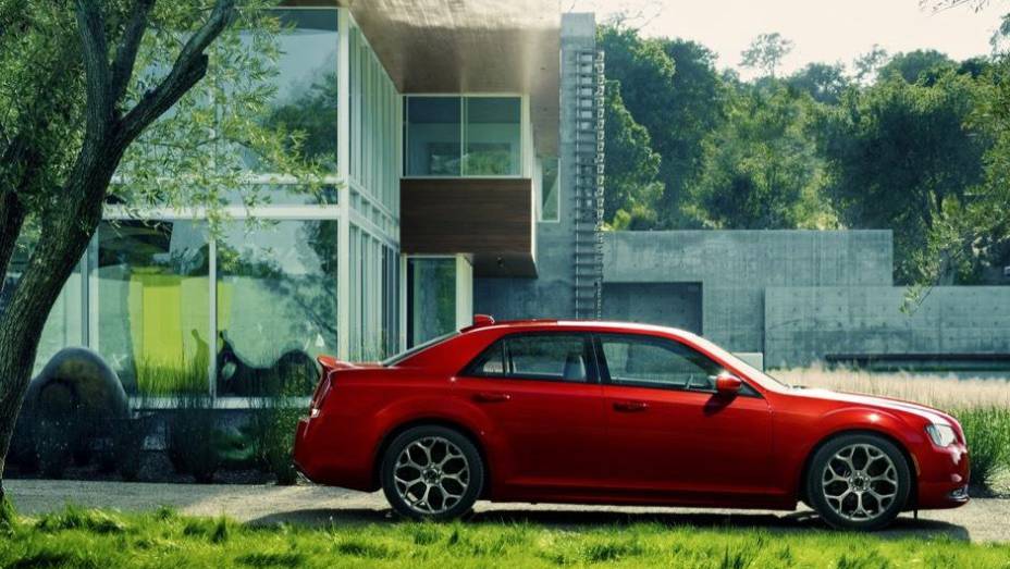 Chrysler 300 modelo 2015 lan&ccedil;ado no Sal&atilde;o de Los Angeles | <a href="https://beta-develop.quatrorodas.abril.com.br/noticias/saloes/losangeles-2014/chrysler-lanca-300-2015-salao-los-angeles-816083.shtml" rel="migration">Leia mais</a>