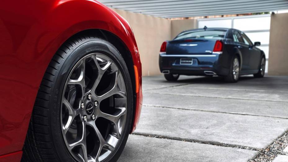 Chrysler 300 modelo 2015 lan&ccedil;ado no Sal&atilde;o de Los Angeles | <a href="https://beta-develop.quatrorodas.abril.com.br/noticias/saloes/losangeles-2014/chrysler-lanca-300-2015-salao-los-angeles-816083.shtml" rel="migration">Leia mais</a>