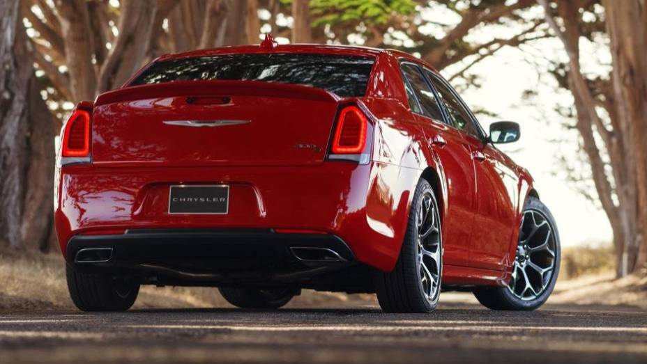 Chrysler 300 modelo 2015 lançado no Salão de Los Angeles | <a href="https://beta-develop.quatrorodas.abril.com.br/noticias/saloes/losangeles-2014/chrysler-lanca-300-2015-salao-los-angeles-816083.shtml" rel="migration">Leia mais</a>