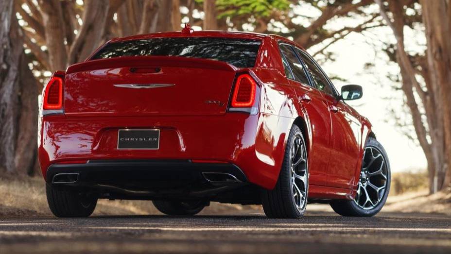 Chrysler 300 modelo 2015 lan&ccedil;ado no Sal&atilde;o de Los Angeles | <a href="https://beta-develop.quatrorodas.abril.com.br/noticias/saloes/losangeles-2014/chrysler-lanca-300-2015-salao-los-angeles-816083.shtml" rel="migration">Leia mais</a>