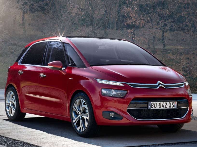 <strong>Citroën C4 Picasso/Grand C4 Picasso</strong> – As minivans <a href="https://beta-develop.quatrorodas.abril.com.br/materia/nova-citroen-c4-picasso-chega-r-110-990-912460/" rel="estrearam suas novas gerações no Brasil" target="_blank">estrearam suas novas gerações no Brasil</a> em 2015. Com estilo futurista, recheadas de tecnologia e motor 1.6 turbo de 165 cv, ficaram mais caras.